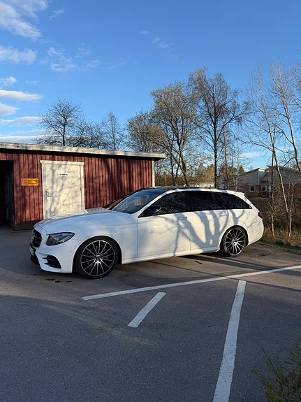 Mercedes-Benz E220 3 of 5