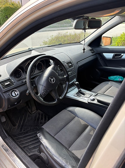 Mercedes-Benz C180 4 of 5