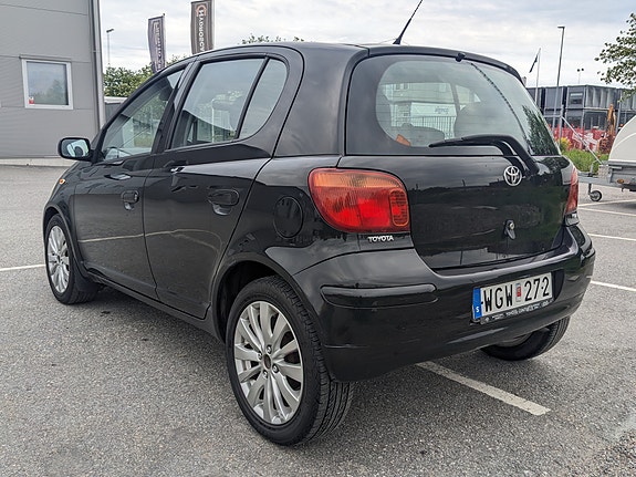Toyota Yaris 6 of 8