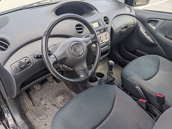 Toyota Yaris 7 of 8