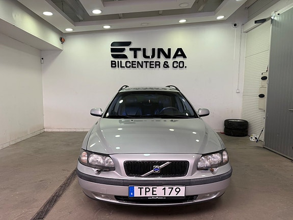 Volvo V70 2 of 5