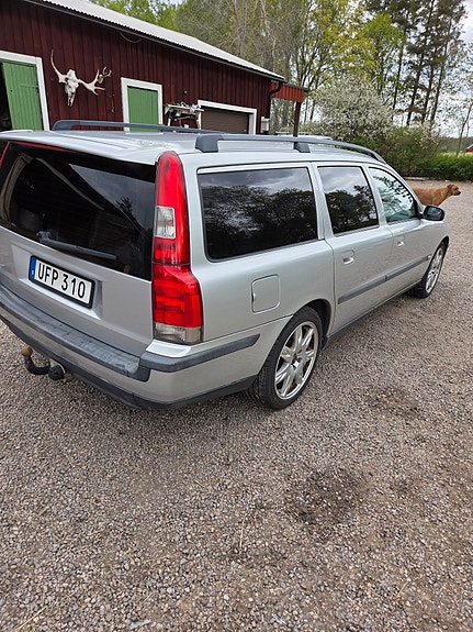 Volvo V70 3 of 5