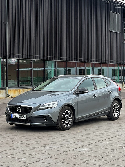 Volvo V40 Cross Country 2 of 5