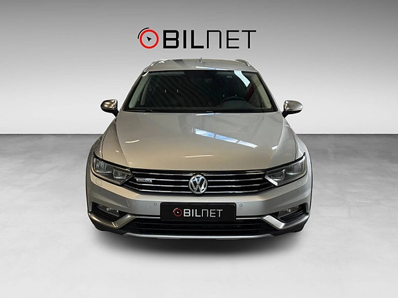Volkswagen Passat Alltrack 3 of 5