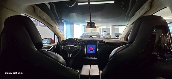 Tesla Model X 9 of 14