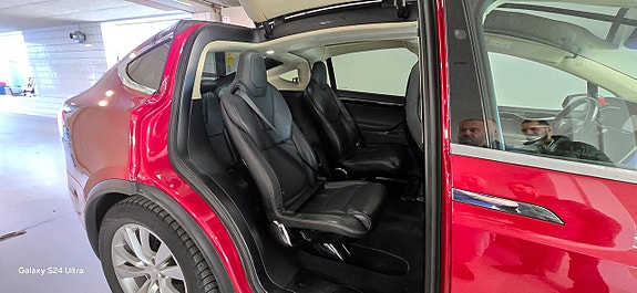 Tesla Model X 7 of 14
