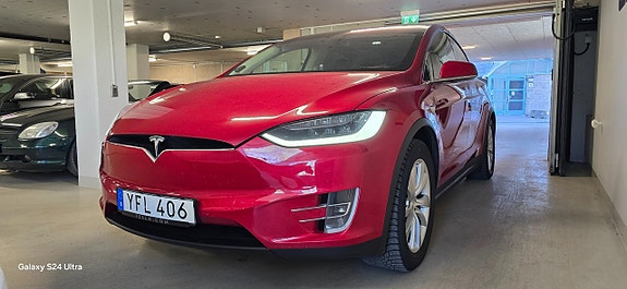 Tesla Model X 3 of 5