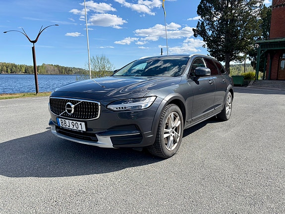 Volvo V90 Cross Country 2 of 5