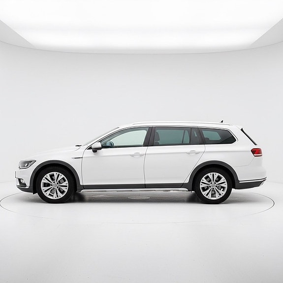 Volkswagen Passat Alltrack 3 of 5