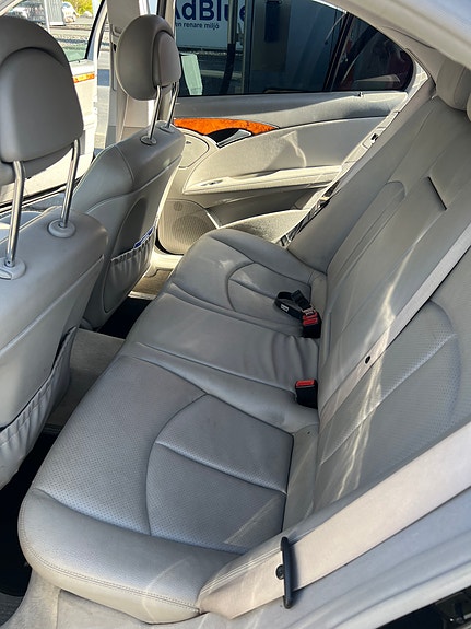 Mercedes-Benz E220 3 of 5