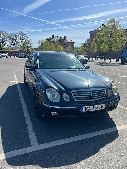Mercedes-Benz E220 2 of 5