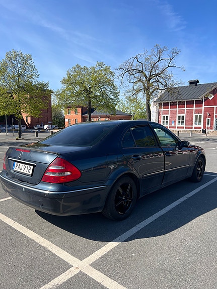 Mercedes-Benz E220 4 of 5