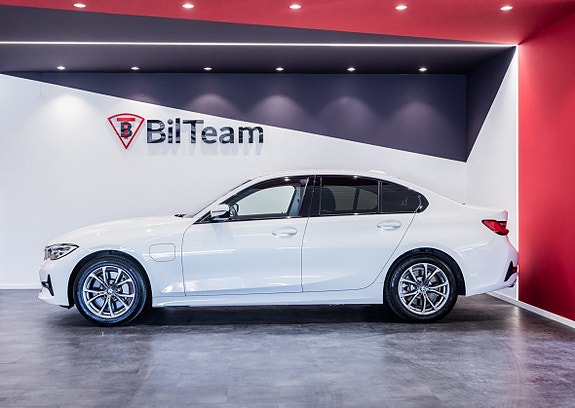 BMW 330e 5 of 5