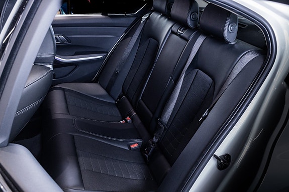 BMW 330e 22 of 23