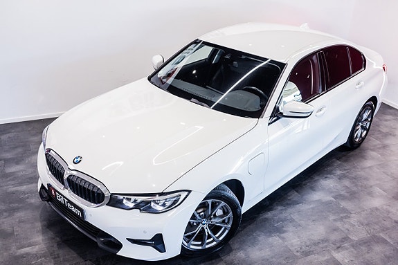 BMW 330e 4 of 5
