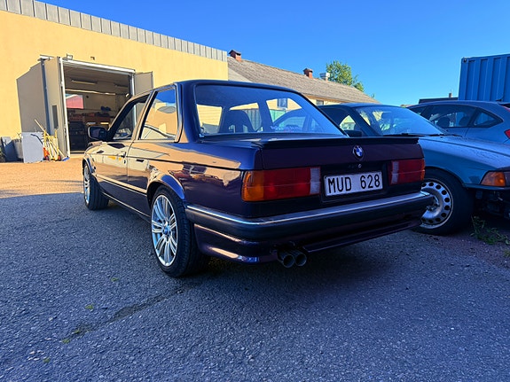 BMW 318i 2 of 4