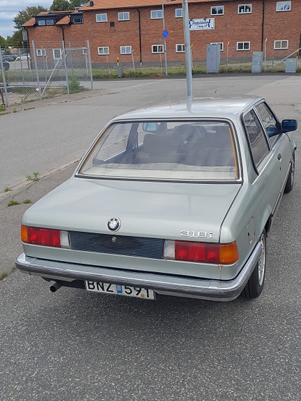 BMW 318i 3 of 5