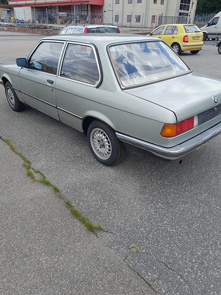 BMW 318i 4 of 5