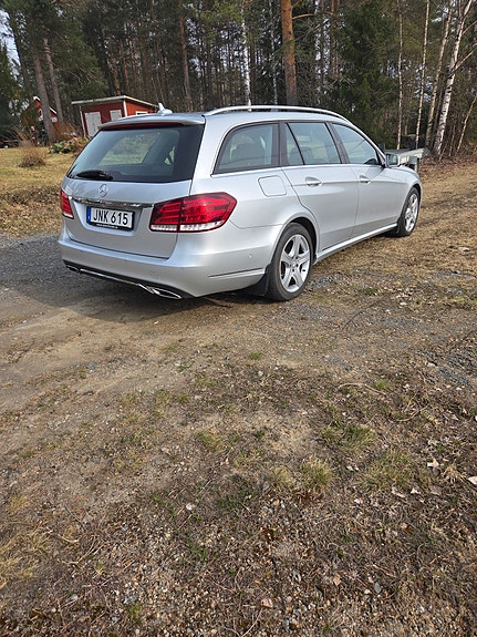 Mercedes-Benz E220 2 of 3