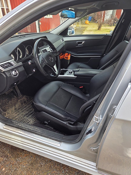 Mercedes-Benz E220 3 of 3