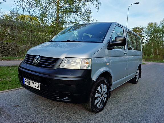 Volkswagen Caravelle 2 of 5