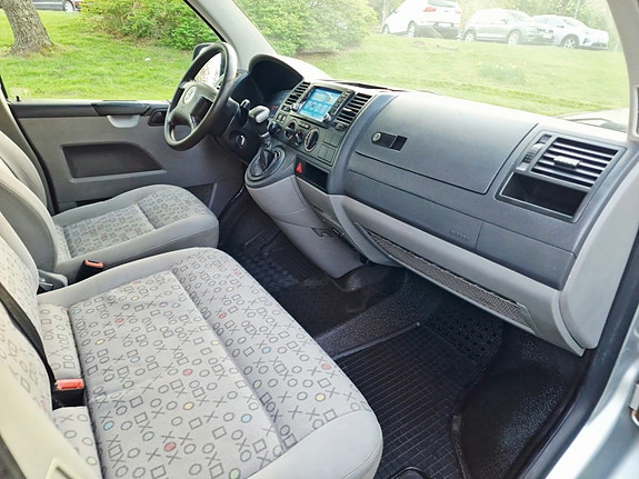 Volkswagen Caravelle 8 of 13
