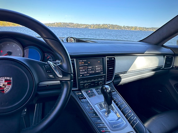 Porsche Panamera 4S 4 of 5