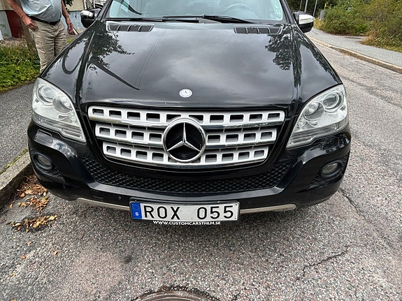 Mercedes-Benz ML350 5 of 8