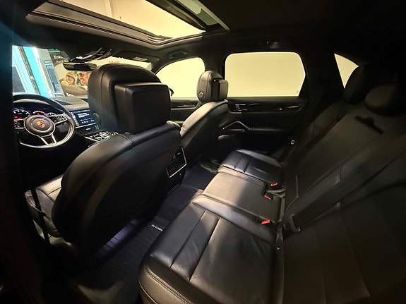 Porsche Cayenne 14 of 22