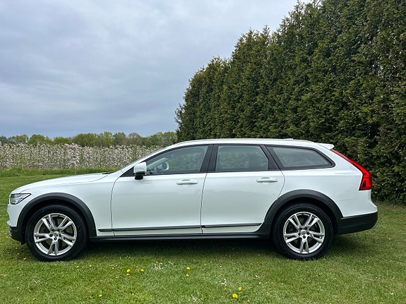 Volvo V90 Cross Country 2 of 5