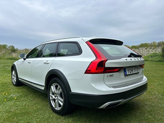 Volvo V90 Cross Country 3 of 5