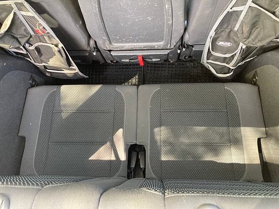 Volkswagen Touran 2 of 5