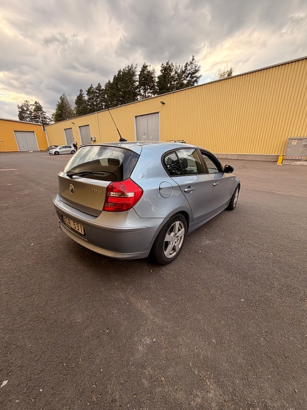 BMW 118d 2 of 5