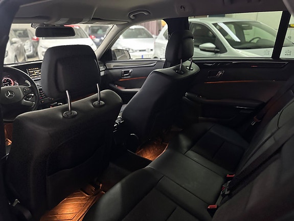 Mercedes-Benz E220 16 of 16