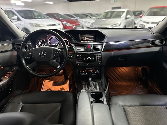 Mercedes-Benz E220 10 of 16
