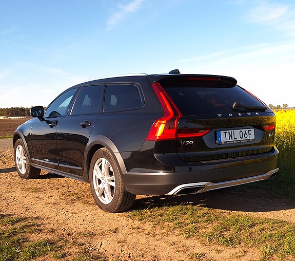 Volvo V90 Cross Country 3 of 5