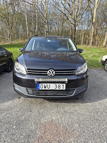 Volkswagen Touran 2 of 5