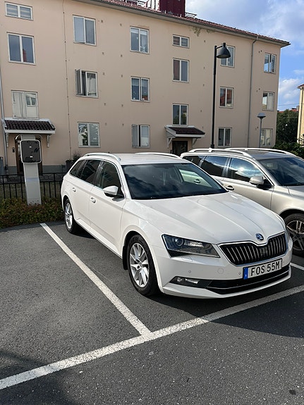 Skoda Superb 2 of 9