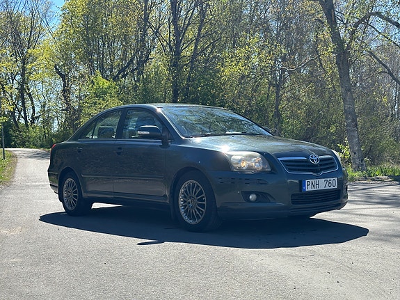 Toyota Avensis 2 of 5