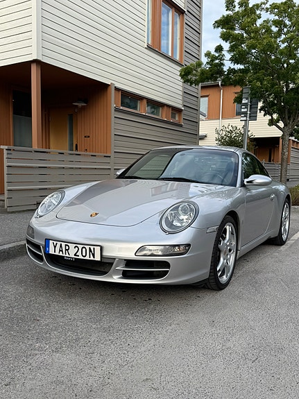 Porsche 911 Carrera 4 of 5
