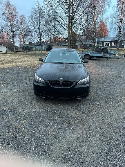 BMW 520i 2 of 4