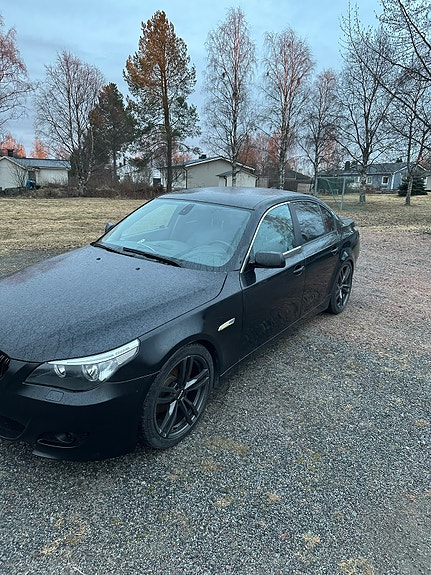 BMW 520i 3 of 4