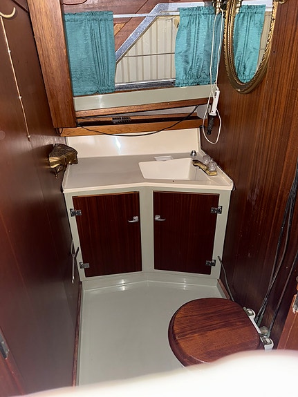 Coronet 32 Oceanfarer Wing 6 of 14