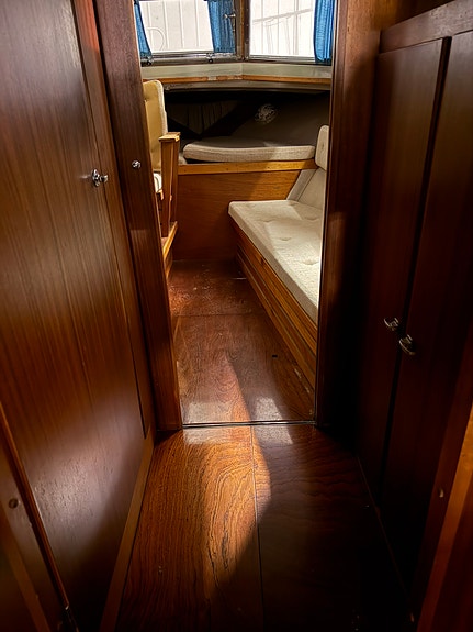 Coronet 32 Oceanfarer Wing 5 of 14