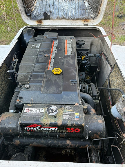 Striker 8000 Touring inombords diesel 1159h mercruiser 7 of 14