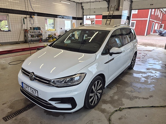 Volkswagen Touran 2 of 5