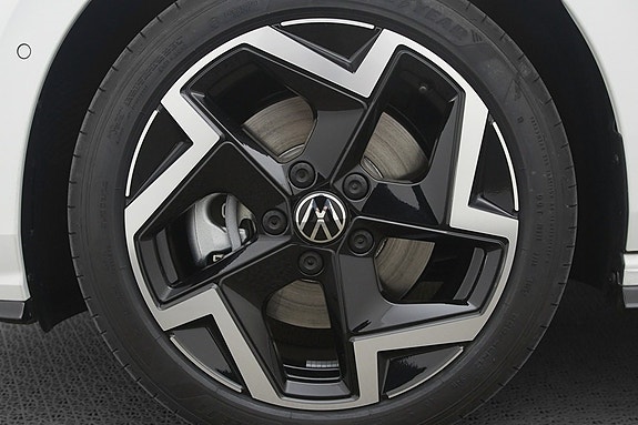 Volkswagen Golf VIII 12 of 17