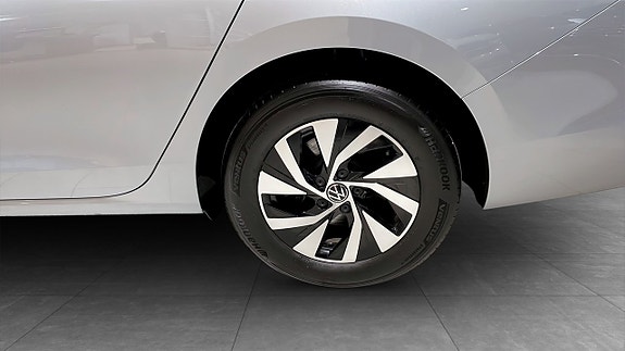 Volkswagen Passat 6 of 13