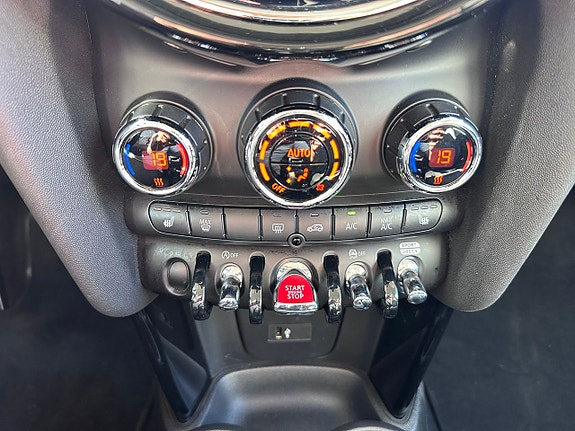 MINI Cooper 17 of 18