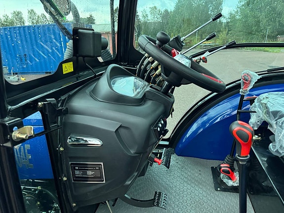 Traktor Blue 504, 4W, frontlastare och 4:1 skopa + gafflar 12 of 12